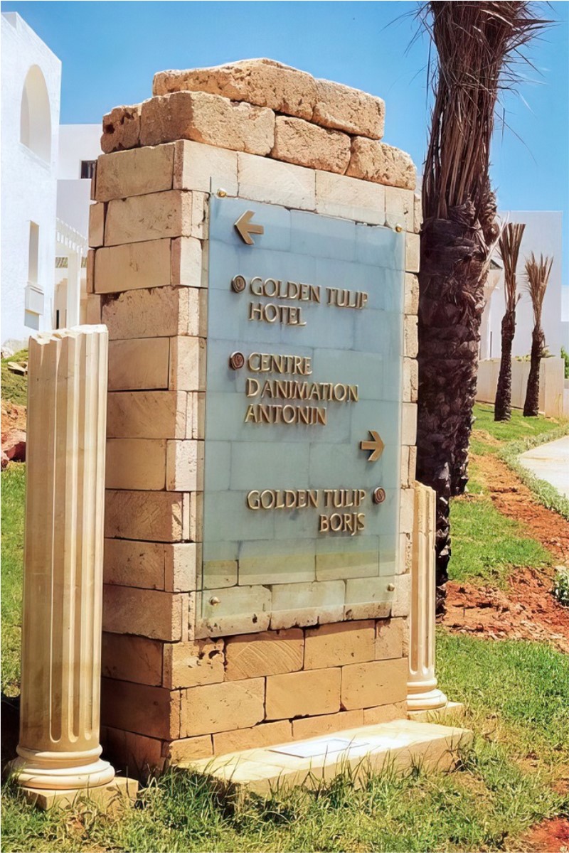 totem_wayfinding_directionnal_outdoor_sign_signage_stone_frosted_glass_brass_letterin_ laiton_hotel_003